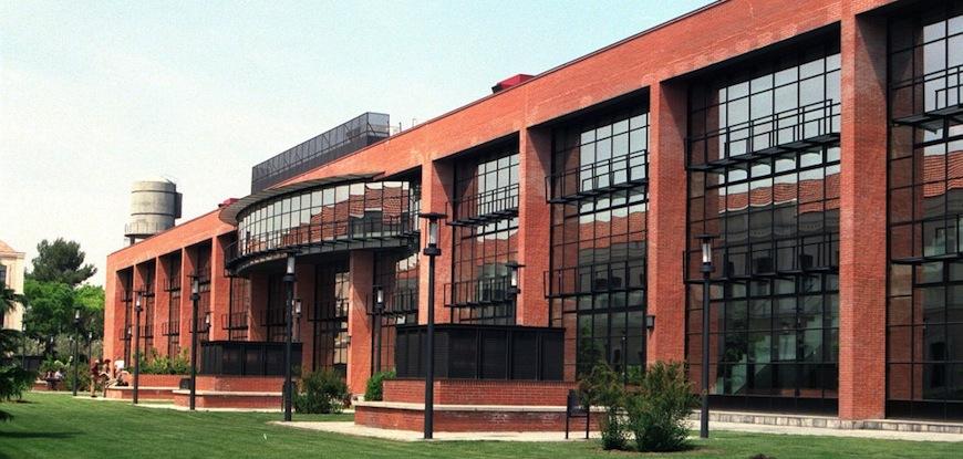 Vista fronto-lateral de un edificio moderno en el campus de la Universidad Carlos III de Madrid, rodeado de zonas ajardinadas. Este entorno es donde se imparten talleres de estrategias de aprendizaje y cursos cero para alumnos de primer año.