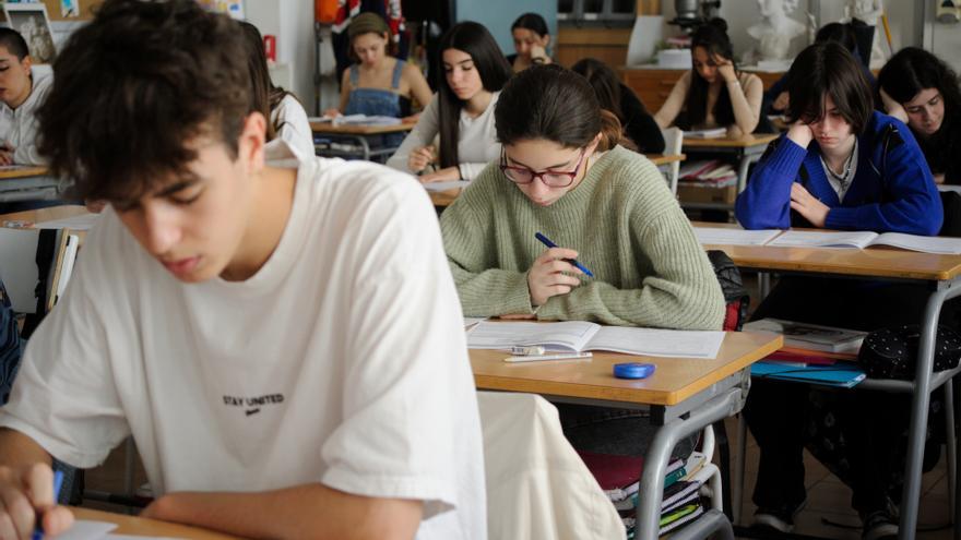 ReTIClaje_estudiantes_en_clase_estudiando_instituto_universidad_actualidad Estudiantes en clase concentrados en sus tareas y estudios, para mejorar su rendimiento.