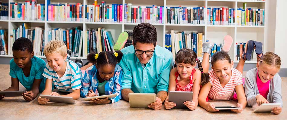 ReTIClaje_estudiantes_usando_tabletas_en_biblioteca_aprendiendo_con_tecnologia_y_memorizacion_desarrollando_pensamiento_critico Grupo de estudiantes junto a su profesor utilizando tabletas en una biblioteca para reforzar el aprendizaje y la memorización de conceptos clave y desarrollo de pensamiento critico.